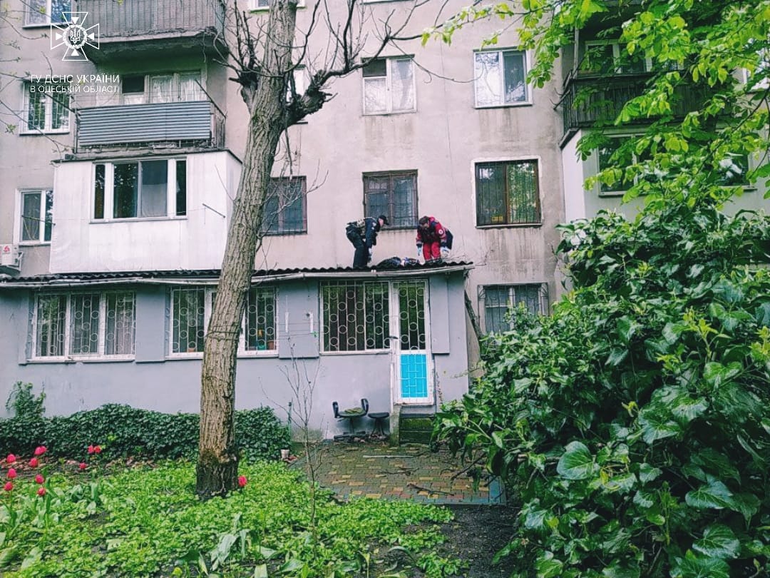 В Одесі 70-річна жінка випала з вікна п’ятого поверху (фото) «фото»