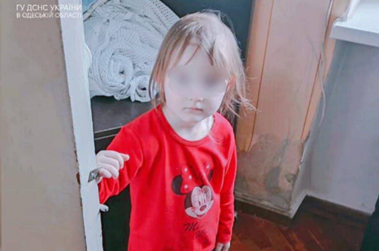 В Одесі рятувальники допомогли визволити з пастки маленьку дівчинку (фото) «фото»