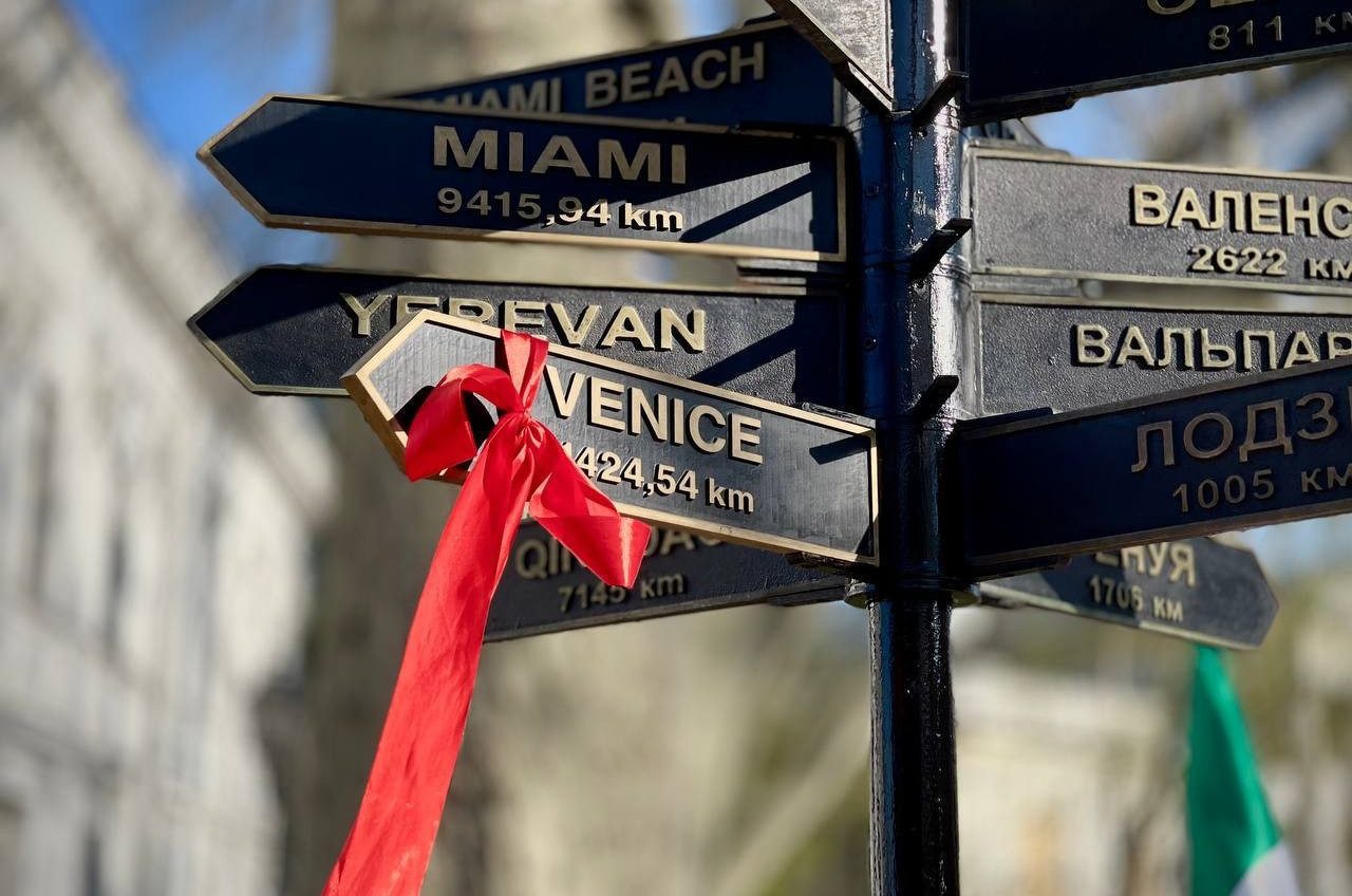 До Одеси прибув мер Венеції, на пам’ятному знаку перед мерією встановили покажчик італійського міста (фото) «фото»