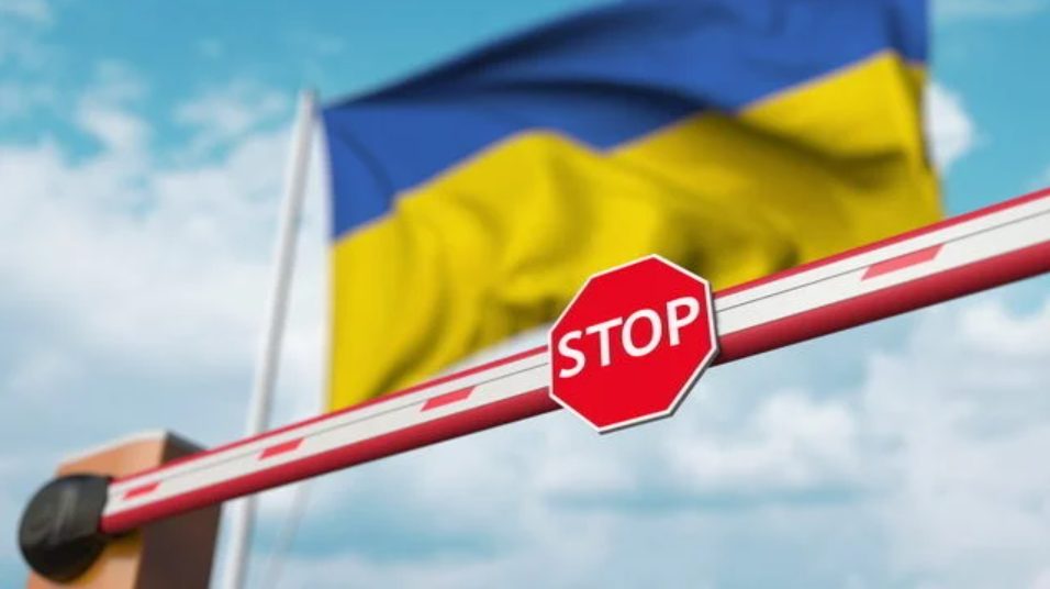 Батькам 10 дітей з Одеської області суд заборонив виїзд за кордон: що вони зробили «фото»