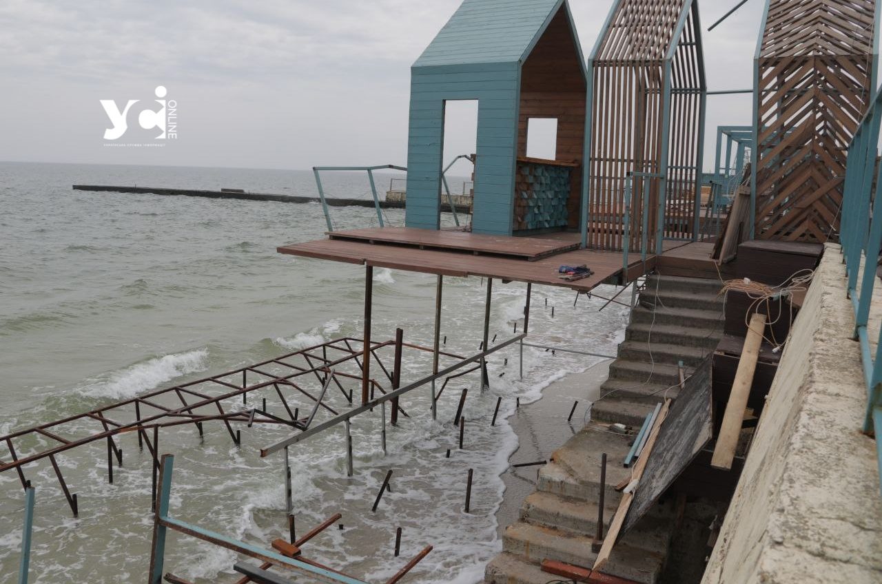 Терасу одеського ресторану над пляжем, що обвалилася від шторму, повернули на місце (фото) «фото»
