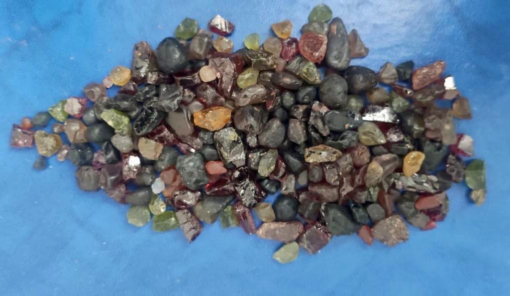 На Одещині у громадянина Франції виявили сотні камінців – можливо, дорогоцінних (фото) «фото»
