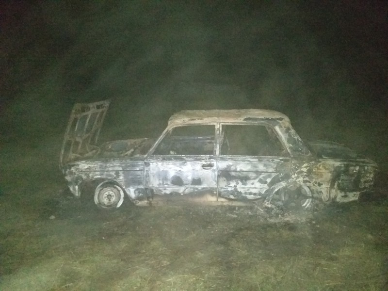 Суд відправив за ґрати компанію молодиків, які пограбували будинок, вкрали авто та спалили його (фото) «фото»