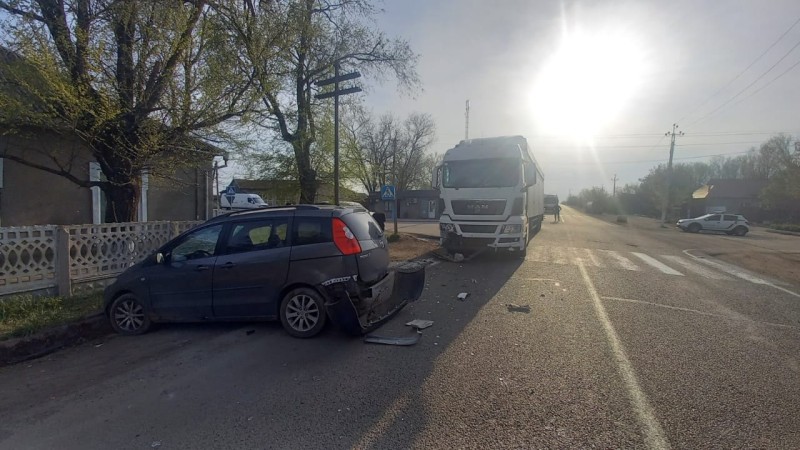 На Одещині легковик зіштовхнувся з вантажівкою — дві людини у лікарні «фото»