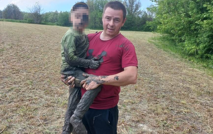 На півночі Одещини знайшли чотирирічного хлопчика, який застряг у болоті – допомогла собака прикордонників (фото, відео) «фото»