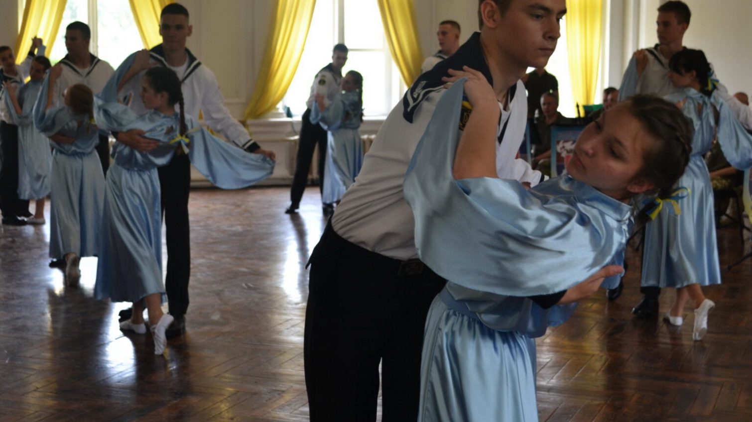 З оркестром та вальсом: в одеському Військово-морському ліцеї відбувся випускний (фото) «фото»