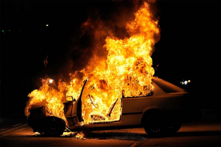 Приревнував: в Одесі чоловік спалив автівку колишній дружині «фото»