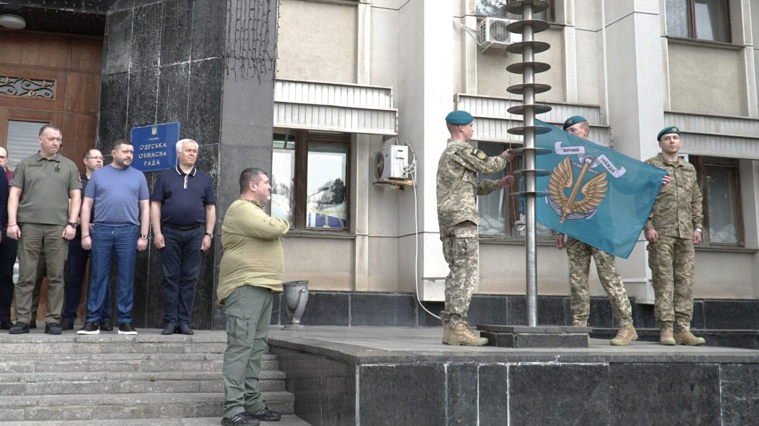 Перед Одеською ОВА підняли прапор Морської піхоти (відео) «фото»