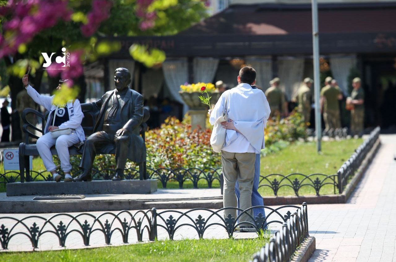 Одеській Міський сад у середині травня: діти, концерт і квітучий багряник (фото) «фото»