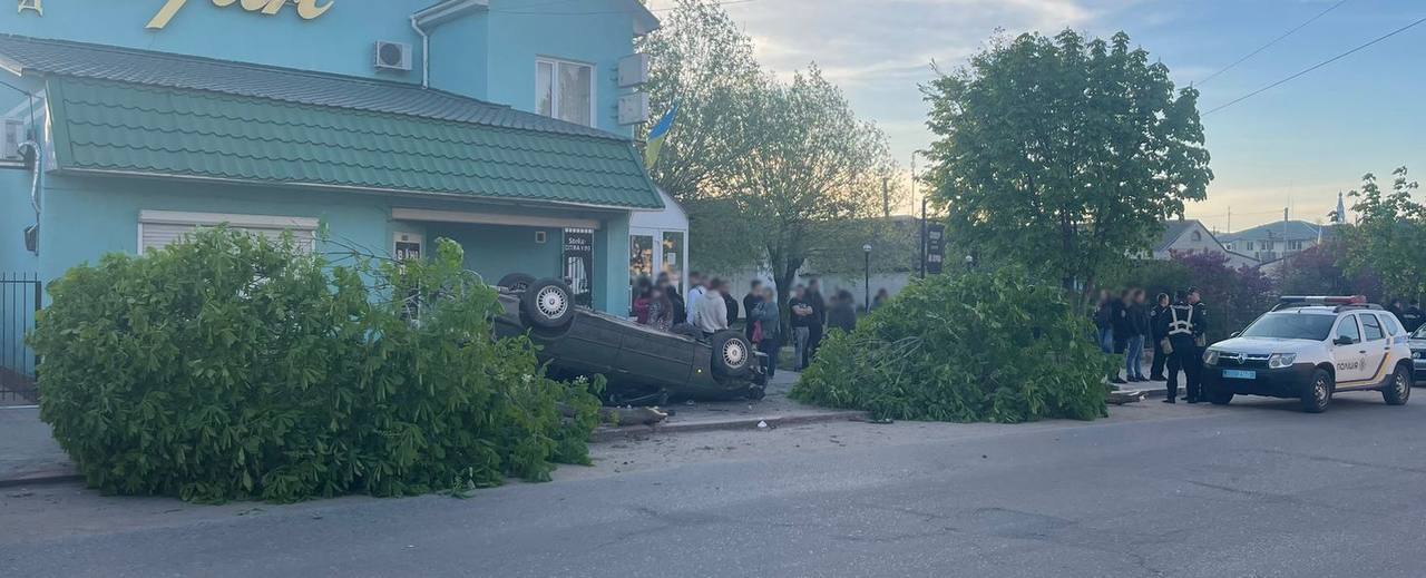 На півночі Одещині авто перекинулося та повалило дерево, постраждали дві жінки (фото) «фото»