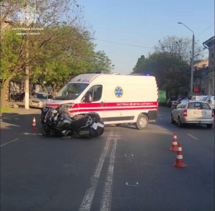 ДТП на Молдованці: зіткнулися швидка і мотоцикліст «фото»