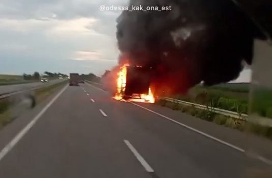 На трасі Київ-Одеса спалахнула вантажівка «фото»