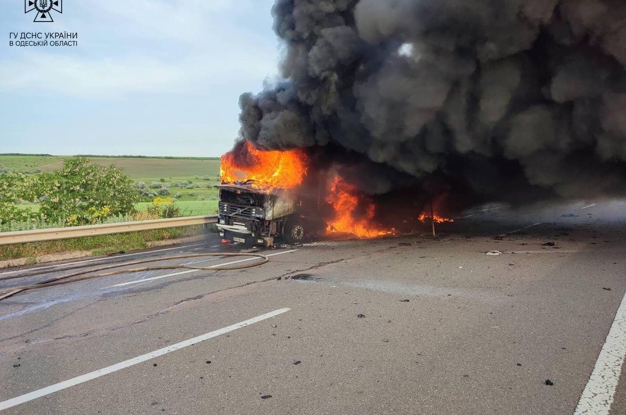 На автодорозі Одеса – Київ згоріла вантажівка «фото»