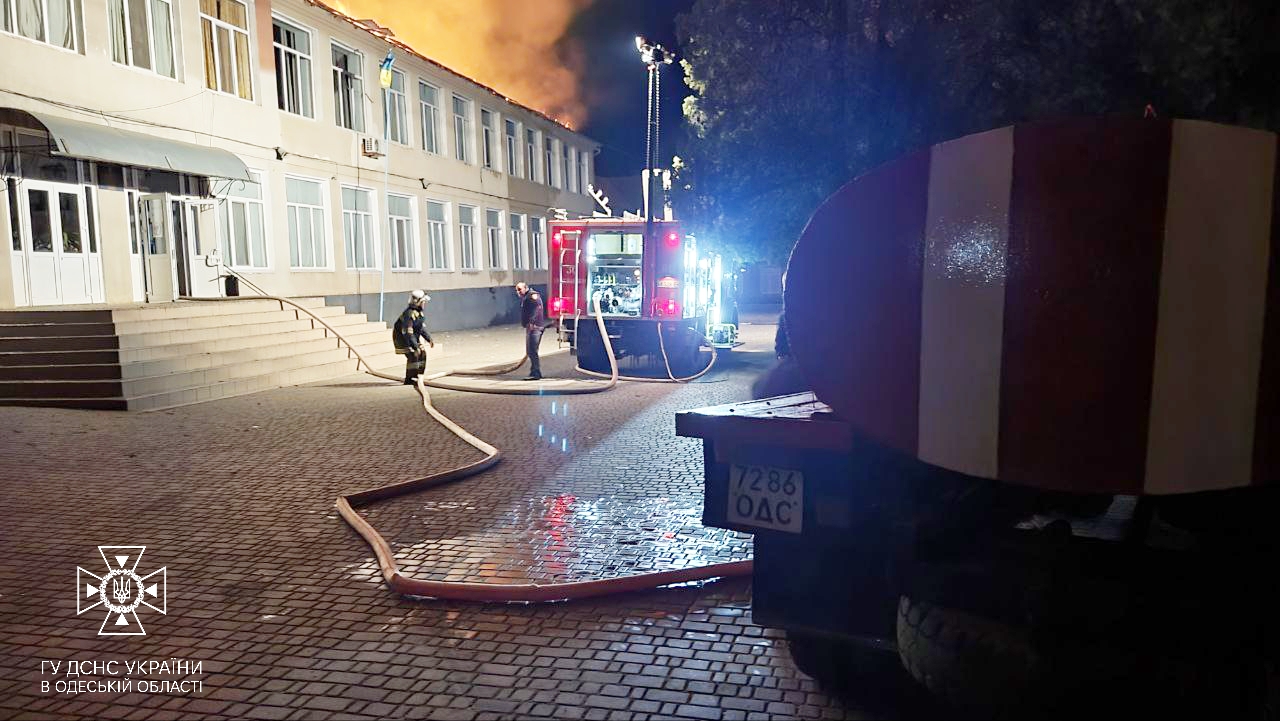 Велика пожежа: у Татарбунарах на Одещині спалахнув ліцей (фото) «фото»