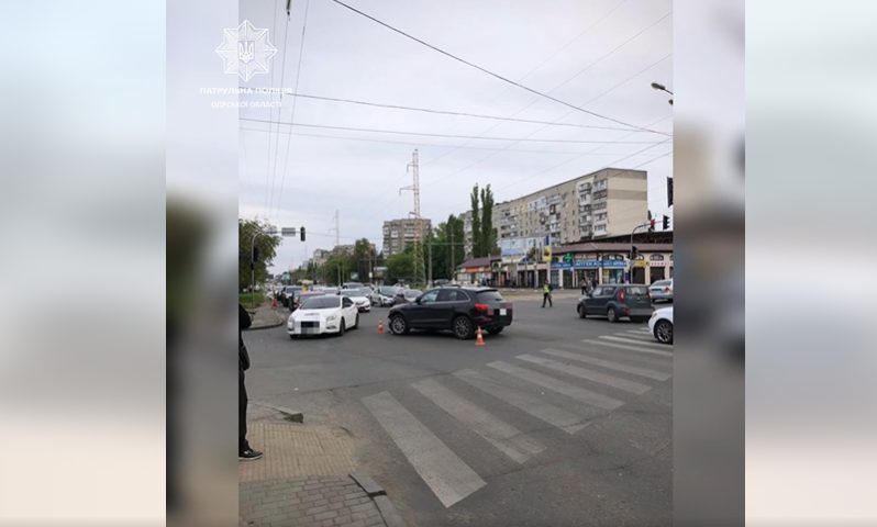 В Одесі під час аварії мотоцикл відкинуло на маршрутку «фото»