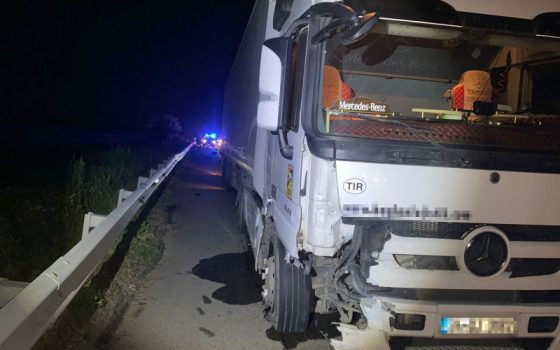 На дорозі Київ-Одеса автопоїзд розчавив «Жигулі»: є загиблий (фото) «фото»