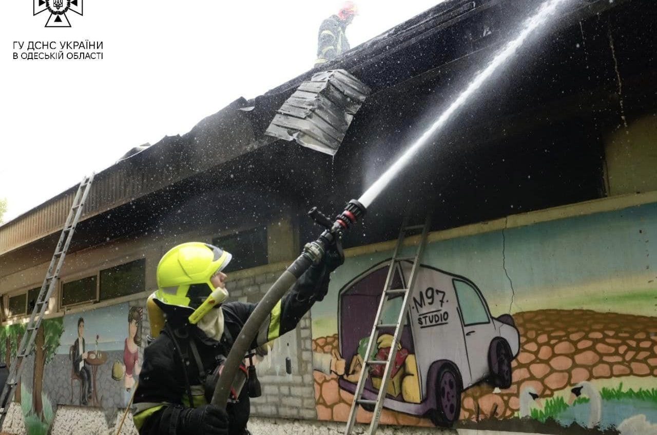 В Одесі спалахнув непрацюючий ресторан на узбережжі (фото) «фото»