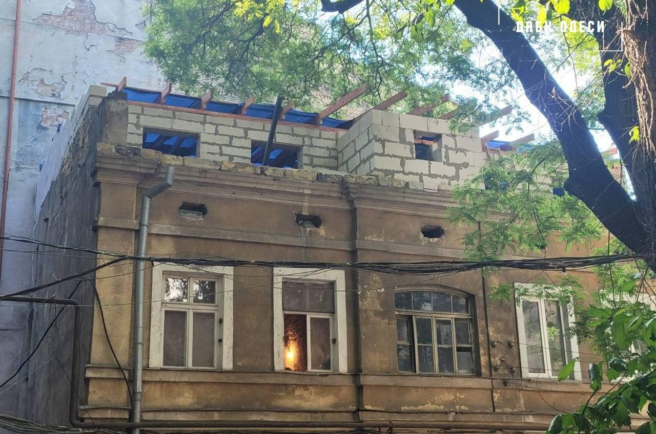В центрі Одеси зносять незаконний поверх з будівлі (фото) «фото»