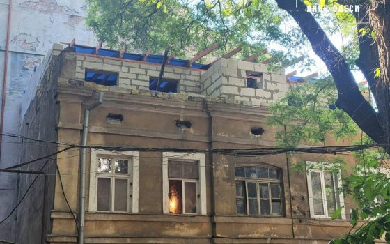 В центрі Одеси зносять незаконний поверх з будівлі (фото) «фото»