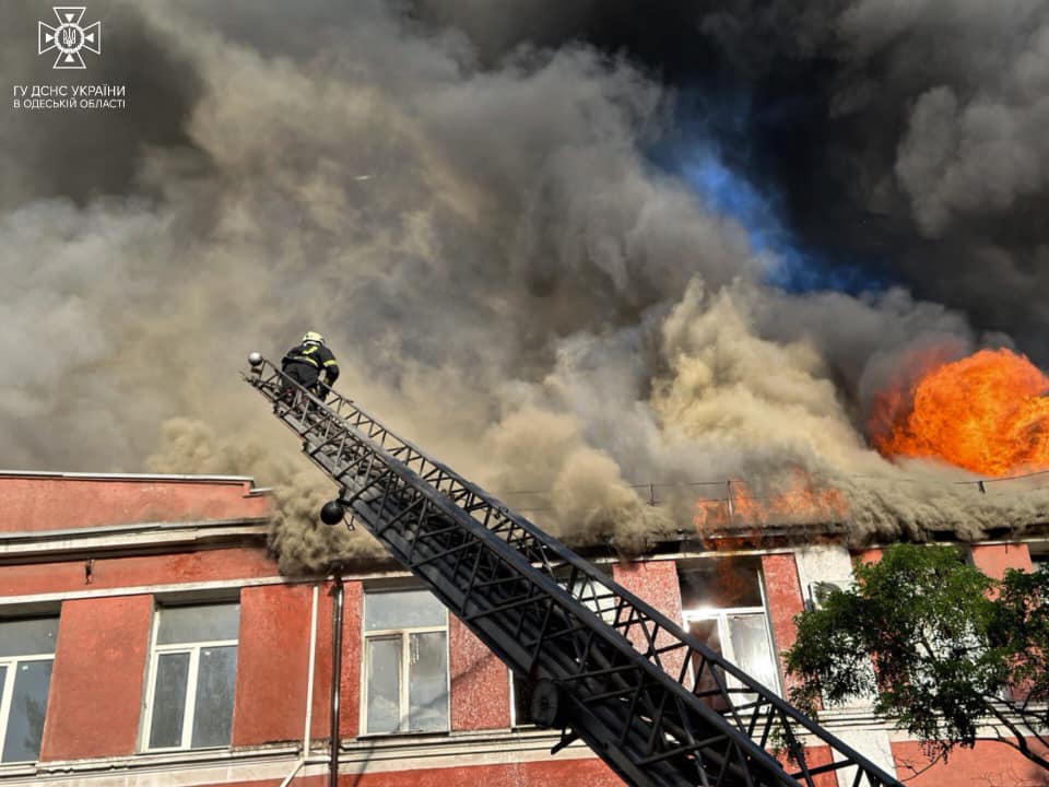 Велика пожежа на Пересипу: вогонь охопив 1000 кв метрів (фото) «фото»