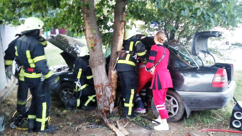 В Ізмаїлі іномарка на швидкості влетіла у дерево – водій та пасажирка у важкому стані (фото) «фото»