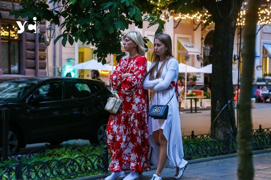 Причепурилися: в Одесі дві жінки одягали речі в магазинах і уходили в обновках без оплати  «фото»