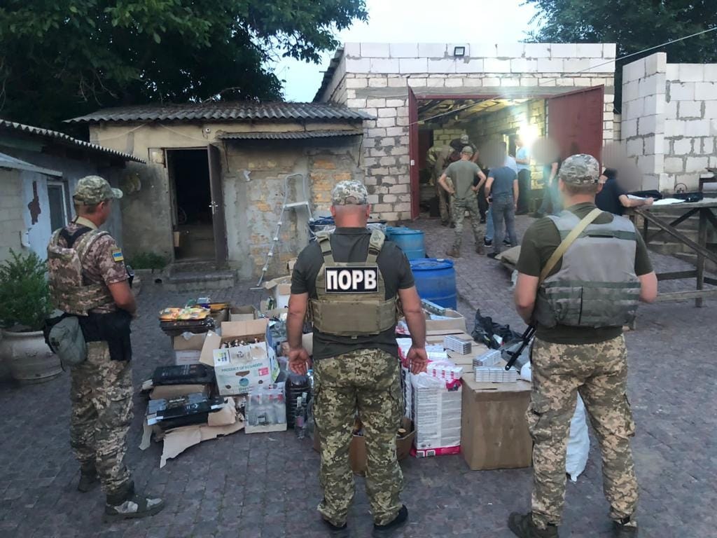 На Одещині біля кордону виявили підпільний цех з виробництва «елітного» алкоголю (фото) «фото»