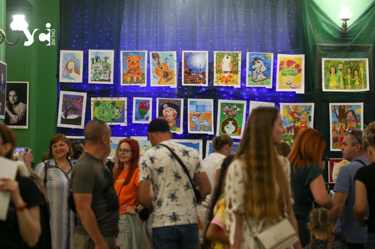 В Одесі проходить виставка малюнків: як діти наближають Перемогу (фото) «фото»