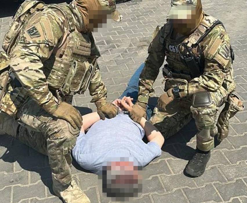 В Одесі затримали начальника відділу митного посту – він «обклав даниною» імпортерів (фото) «фото»