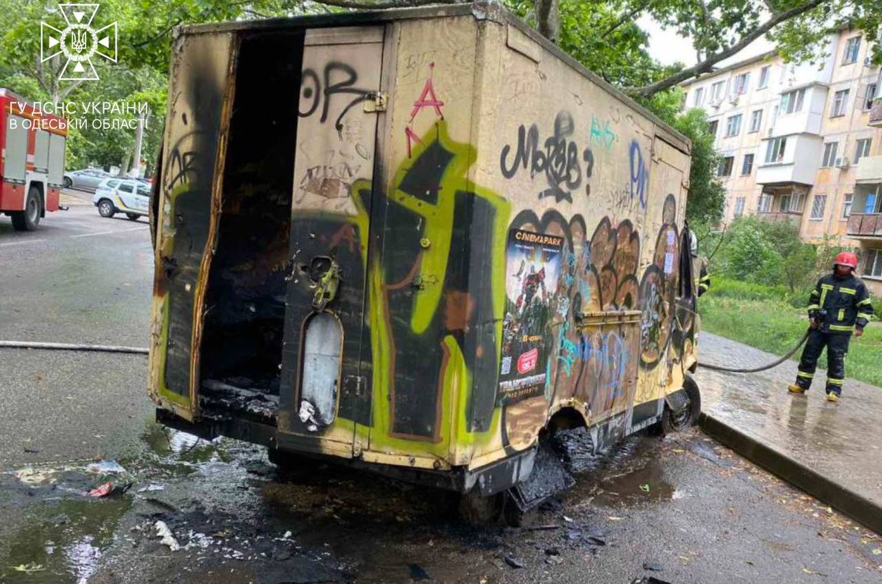 На Варненській чоловік отримав опіки 90% тіла у фургоні, який спалахнув «фото»
