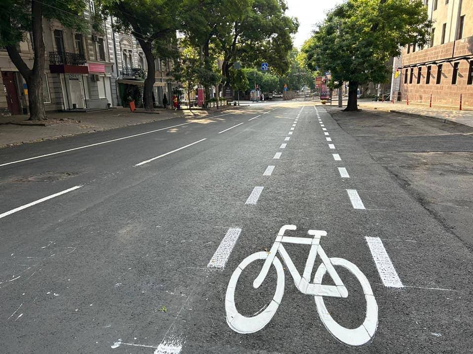 На вулиці у середмісті Одеси додали велосмугу (фото) «фото»