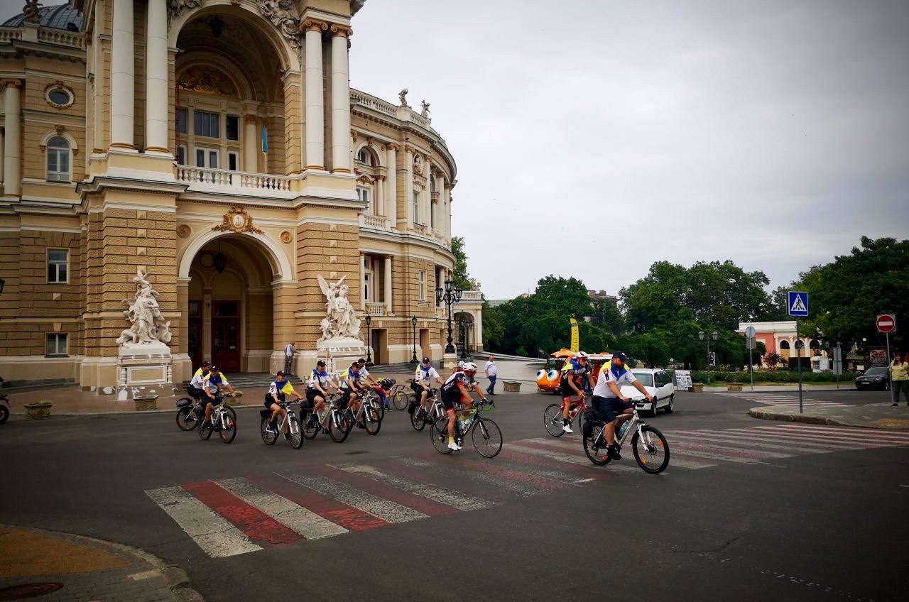 День Конституції: в Одесі відбулось покладання квітів та велопробіг (фото) «фото»