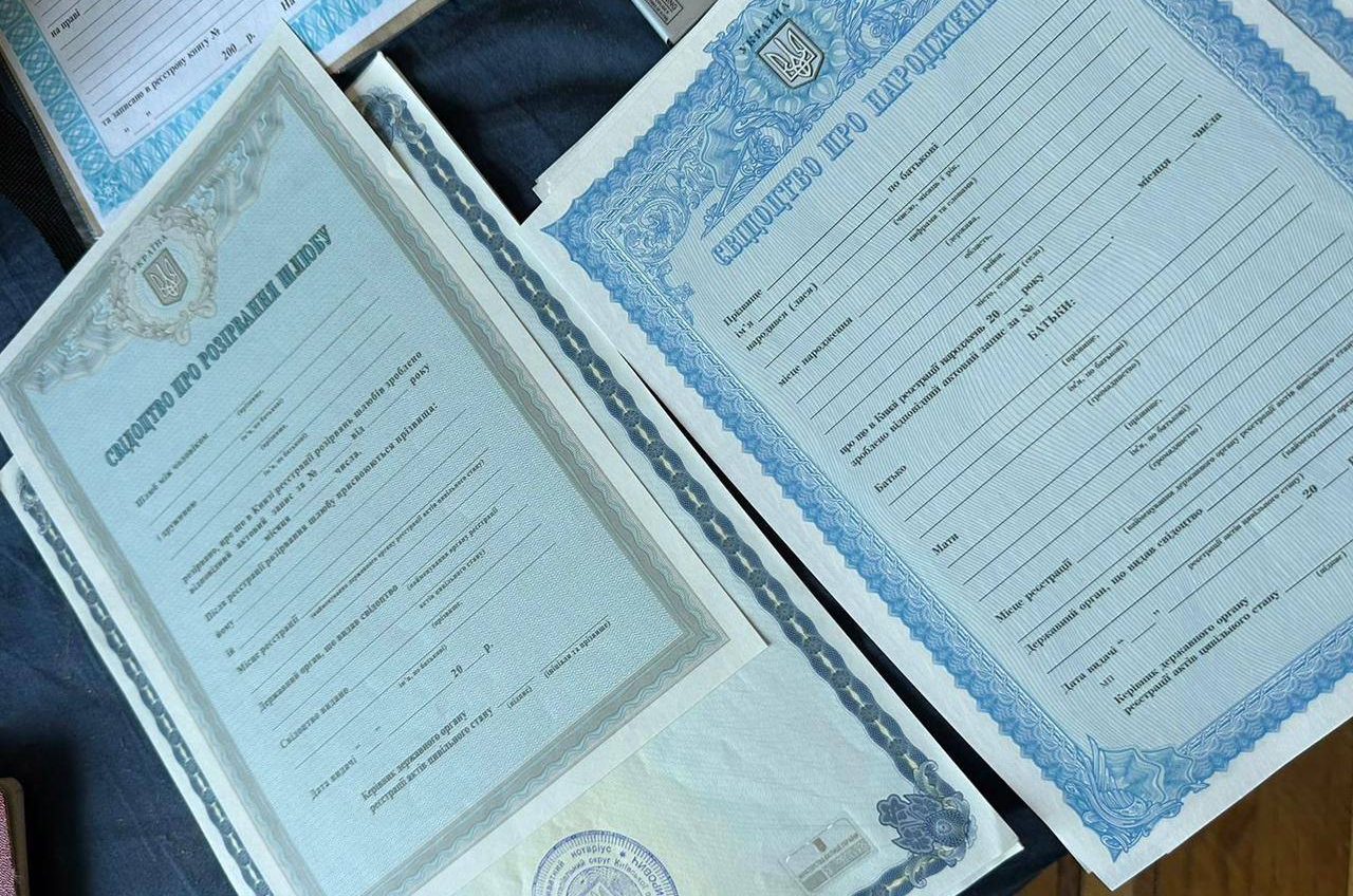 В Одеській та інших областях затримали організаторів підпільної типографії, де виготовляли фальшиві документи (фото) «фото»