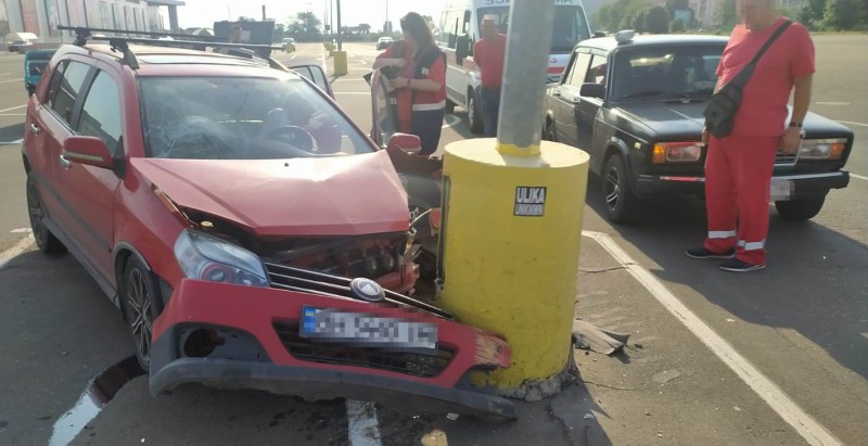 Біля ТЦ у Фонтанці авто влетіло у стовп: постраждав літній водій, його донька та онука usionline.com Біля ТЦ у Фонтанці авто влетіло у стовп: постраждав літній водій, його донька та онука «фото»