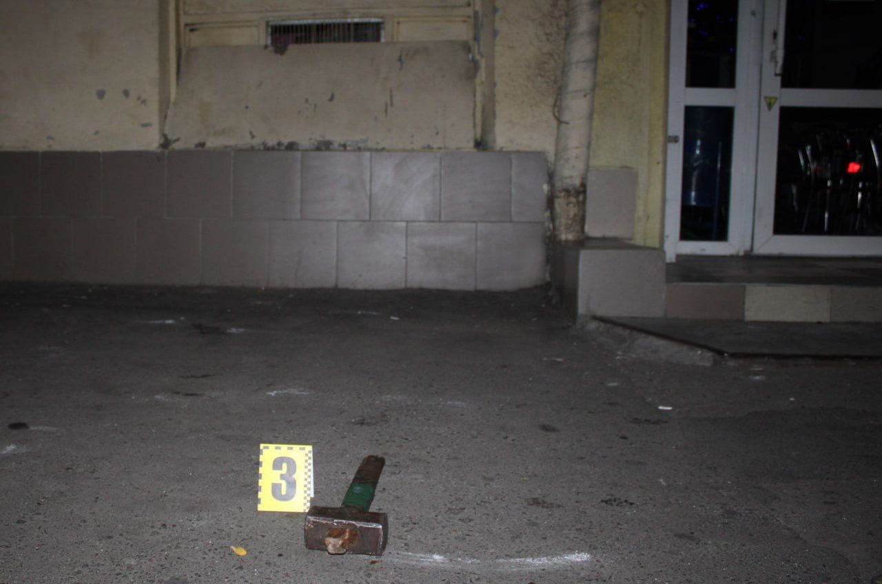 В центрі Одеси чоловіку розбили голову кувалдою (фото) «фото»