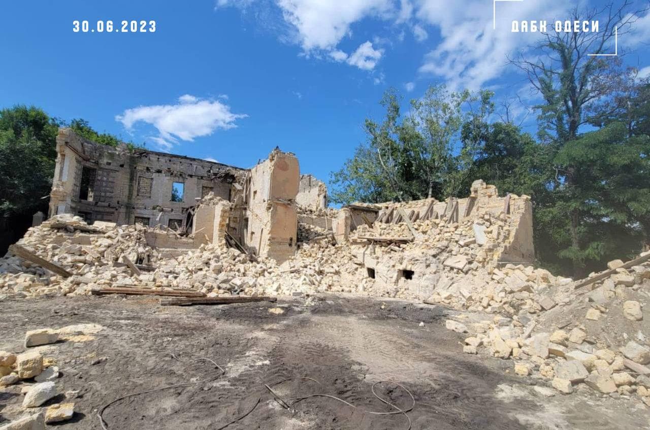 Знищення пам’ятки: в Одесі ДАБК відреагував на демонтаж пологового будинку №6 (фото) «фото»