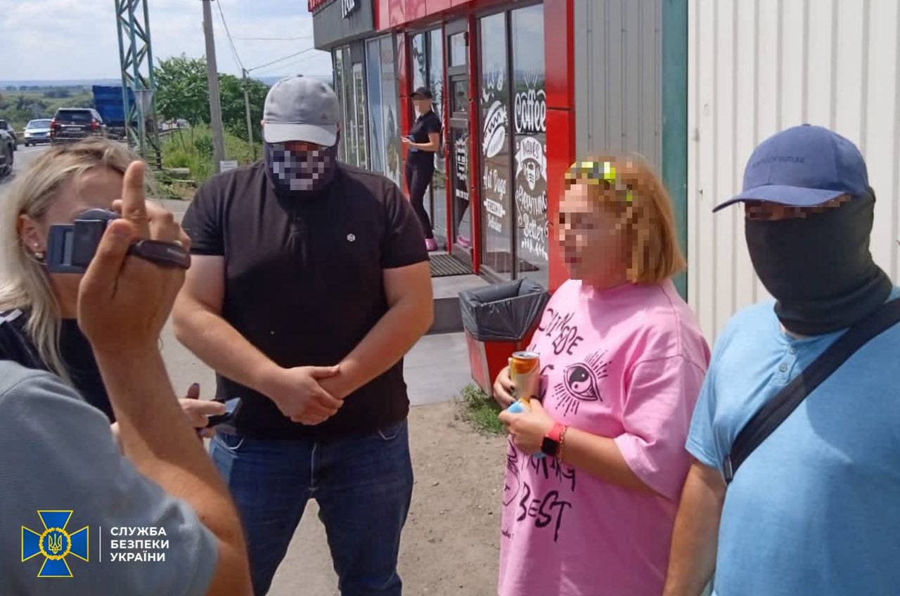 В Одесі затримали менеджерку крюїнгової агенції та її приятеля за організацію виїзду ухилянтів за кордон (фото) «фото»