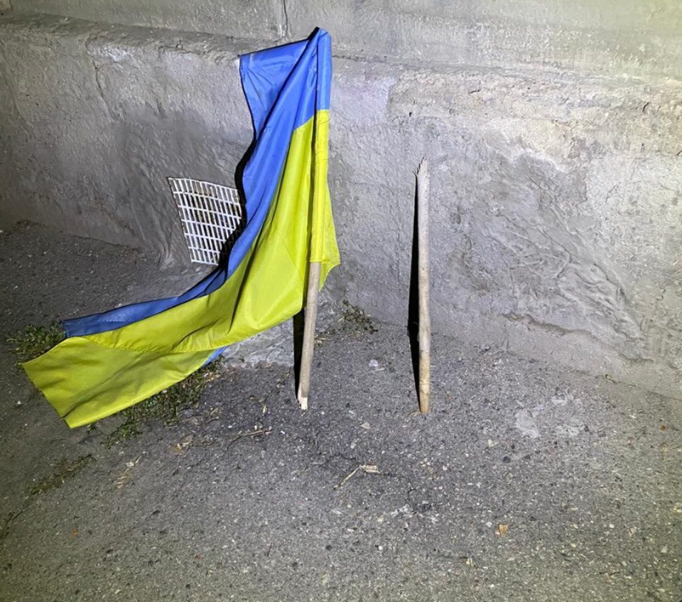 В Одесі затримали чоловіка, який зірвав державний прапор (фото) «фото»
