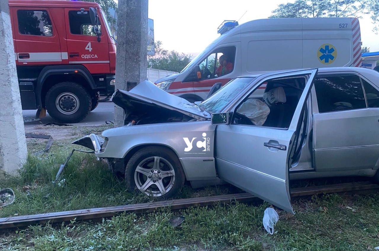 ДТП на Чорноморського козацтва: автівка влетіла в стовп, водій загинув (фото) «фото»