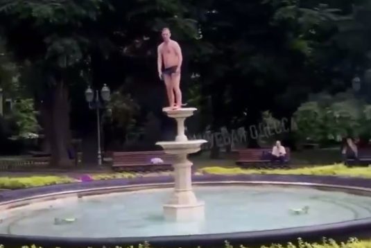 В одеському Міському саді чоловік купався у фонтані та зламав його: мерія просить допомогти знайти (відео) «фото»