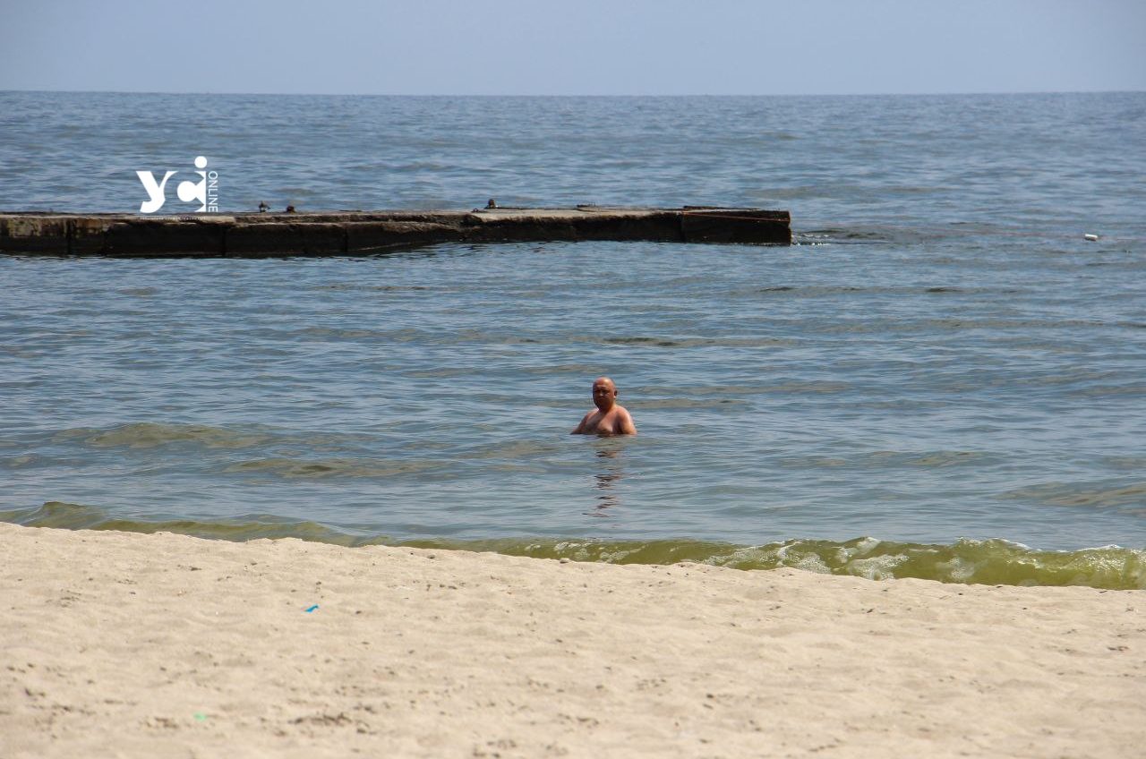 Морська вода біля Одеси очищується, але купатися не радять «фото»