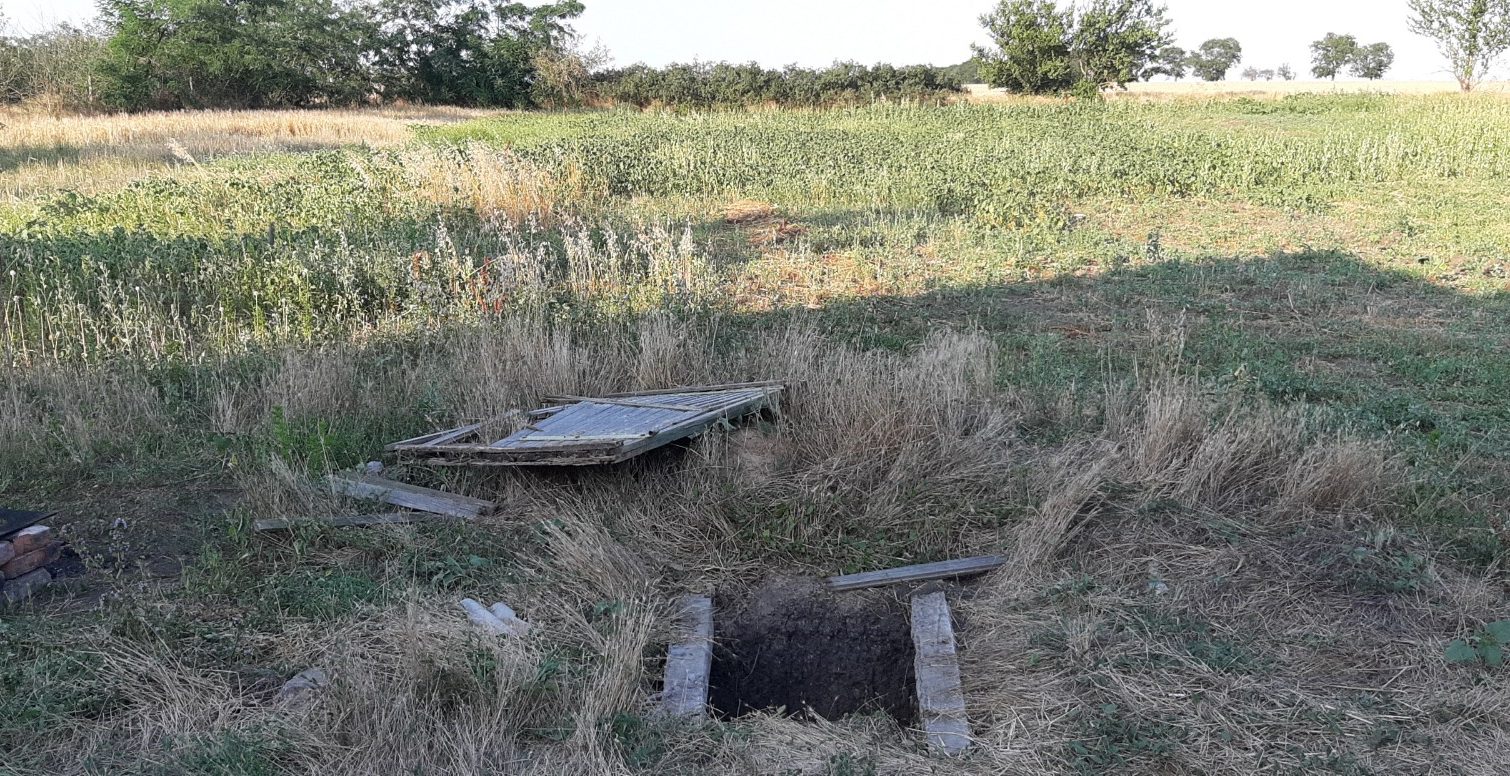 На Одещині молодик тримав жінку у вигрібній ямі через 500 кг пшениці (фото) «фото»