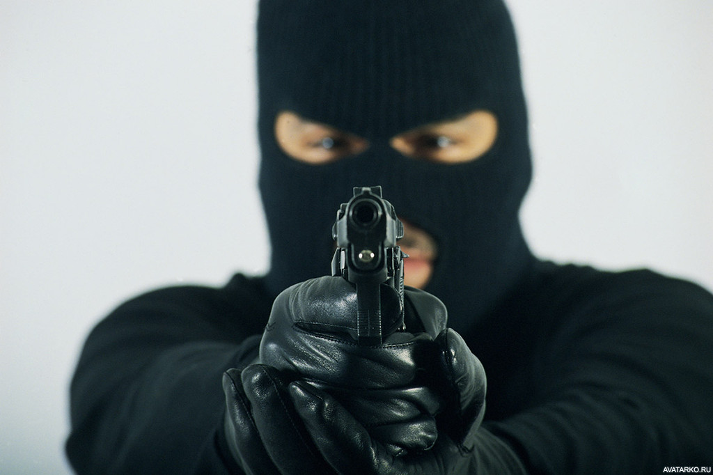 З пістолетом та в масці: в Одесі чоловік пограбував зоомагазин  «фото»