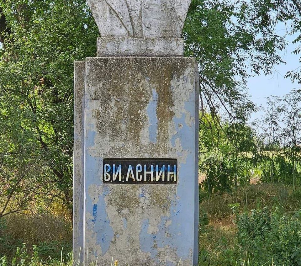 Бессарабська декомунізація: Леніна в селі на Одещині демонтують по частинах (фото) «фото»