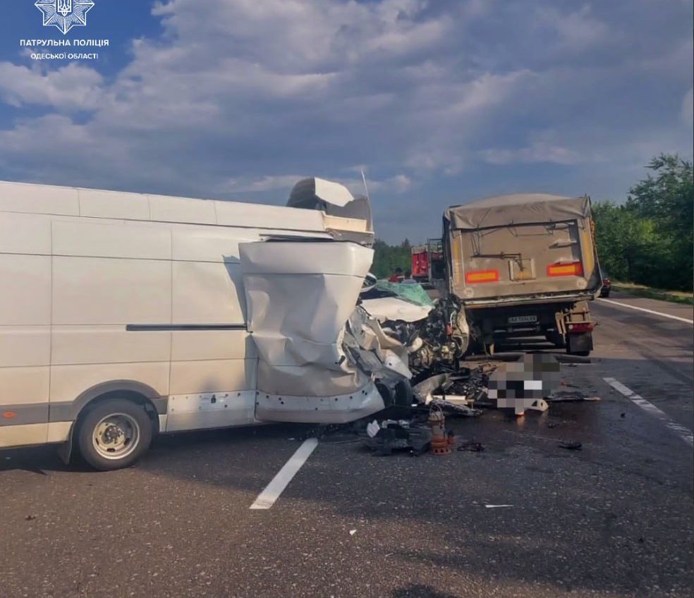 На трасі Київ-Одеса вантажівка розтрощила Renault (фото) «фото»