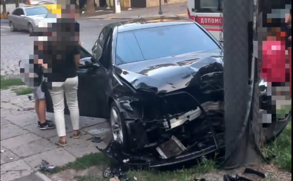 Аварія в центрі Одеси: після ДТП автівка налетіла на пішохода «фото»