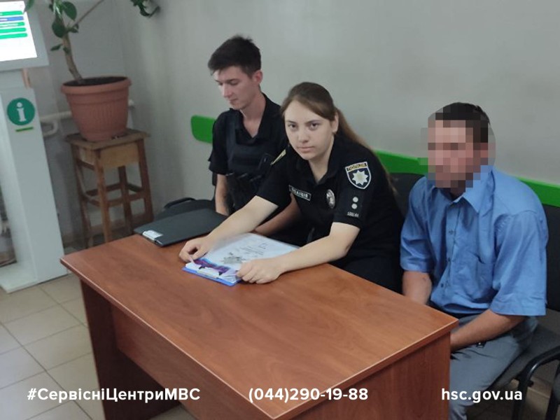В Одеській області водій намагався змінити підроблене посвідчення «фото»