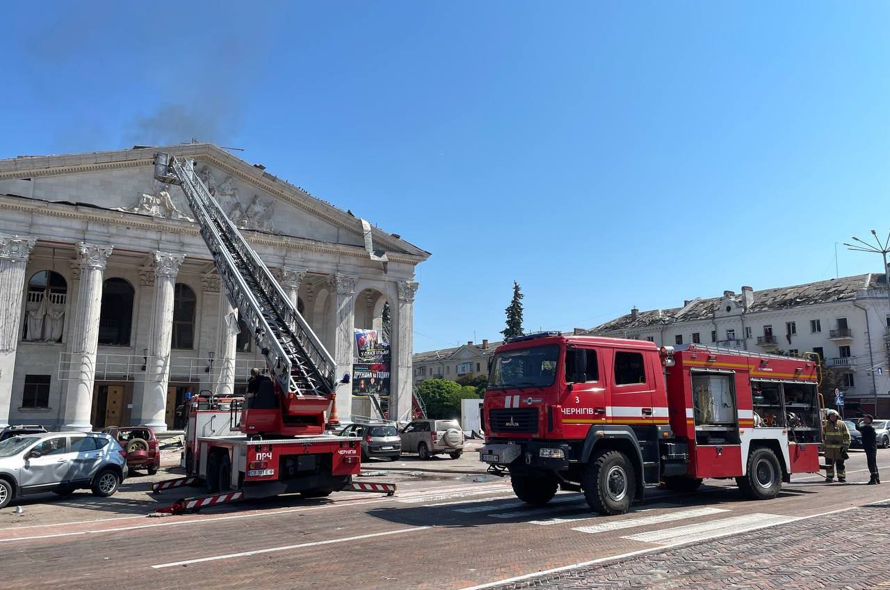 Росія вдарила по центру Чернігова – є загиблі (ОНОВЛЮЄТЬСЯ, фото) «фото»