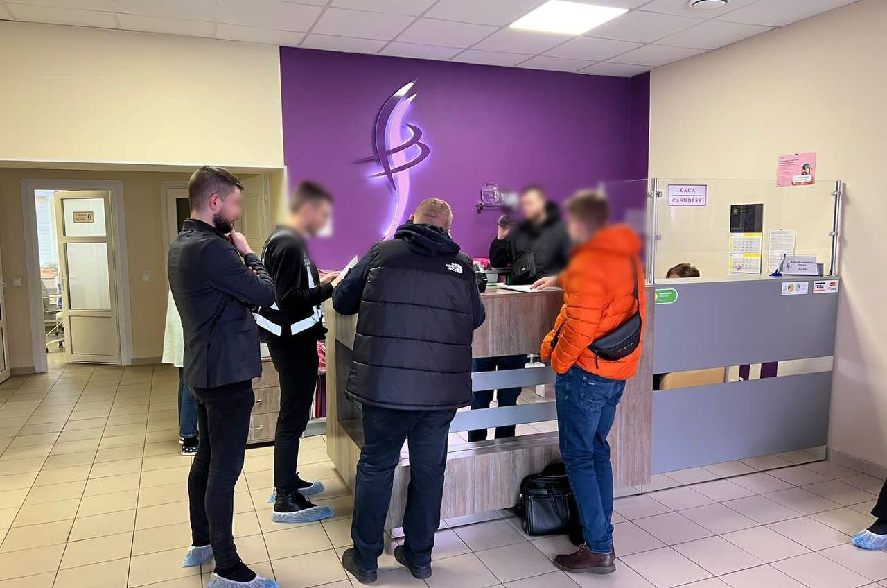 Продавали новонароджених дітей іноземцям: правоохоронці повідомили про підозру дванадцятьом членам злочинної організації (фото) usionline.com Продавали новонароджених дітей іноземцям: правоохоронці повідомили про підозру дванадцятьом членам злочинної організації (фото) «фото»