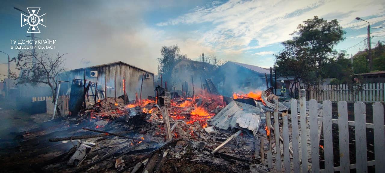 Під Одесою спалахнула база відпочинку: більшість будівель вдалось врятувати  (фото) — УСІ Online